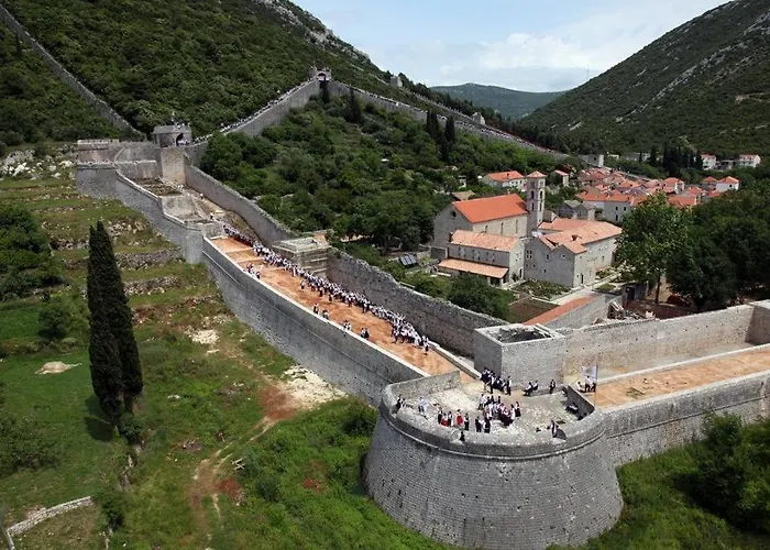 4542 * مالي ستون